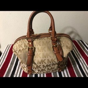 I’m selling a MK bolling bag style